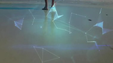 Plaj ayak sesleri ağ grafiklerini aktifleştiriyor bacaklar etrafında holografik küre oluşturup veri akışını eşleştiriyor. Dijital, fütüristik, minimalist, bağlantı, yenilik, manzara, teknoloji