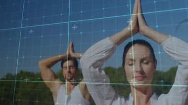 Yoga partnerleri avuçlarını üstlerine kaldırıyor, ızgara hattını aktifleştiriyor ve sağlıklı dua duruşlarını sergiliyorlar. Ruhanilik, farkındalık, sükunet, ahenk, doğa, dinginlik, gençleşme