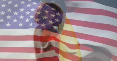 Animasyon bayrak kaplaması kullanarak seyahat reklamı azalan dişi sörfçünün sörf tahtası ile okyanusu taradığını gösteriyor. Vatanseverlik, özgürlük, macera, yaz, rahatlama, açık hava, canlı