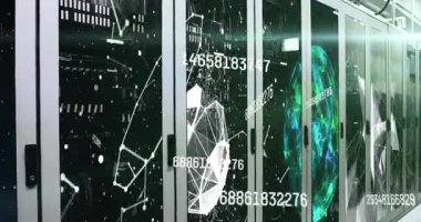 Sönük ışıklar, veri akışını göstermek için dönen ağ ve kaydırma parmaklarıyla sunucu dolaplarını etkinleştiriyor. Teknoloji, ağ oluşturma, yenilik, veri, siber güvenlik, dijital, gelecekçi