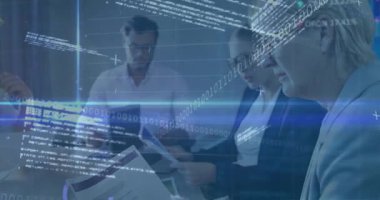 Takım tarama çizelgeleri ve iş toplantısındaki dizüstü bilgisayar ışık bandı kaydırma analizleri. Veri, analitik, profesyonel, modern, teknoloji, finans, kurumsal