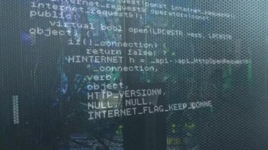 Kod düzenleyici penceresinde başlatılan oynatma işlemi, gözden geçirmek için C + + + kodunu yukarı kaydırıyor. Yazılım, programlama, kodlama, geliştirici, teknoloji, hata ayıklama, veri