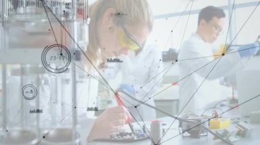 PCB yerleştiren kadın mühendis, IoT izleme için lehimleme yaparken ağ kaplamasını tetikliyor. Elektronik, yenilik, teknoloji, işbirliği, devre, bağlantı, mühendislik