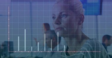 Bildirmek için pembe noktalarla teknoloji çubukları fırlatan sonra da yazma komutlarını küçülten bir kadın. Teknoloji, veri görselleştirme, analitik, takım çalışması, üretkenlik, modernlik, dijital