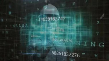 Mühendis veri patlamasına yanıt veriyor. Yazılım taraması sırasında şebekedeki sayısal örtülerle etkileşime geçiyor. Siber uzay, siber güvenlik, holografik, dijital arayüz, gelecek, veri analizi, teknoloji