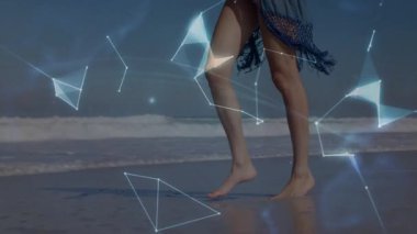 Çıplak ayaklı bir kadın kıyıda yürüyor, teknoloji hatlarını harekete geçiriyor yükseltilmiş ellerin üzerinde küre oluşturuyor. Dijital, gelecekçilik, yenilik, bağlantı, holografi, dinginlik, teknoloji