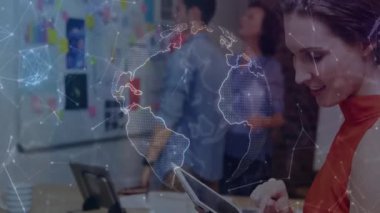 Kırmızı tıkırdayan tabletteki kadın yapışkan notları düzenleyen iş adamı olarak dönen dünyayı gösteriyor. İşbirliği, takım çalışması, yenilik, dijital, küresel, beyin fırtınası, bağlantı