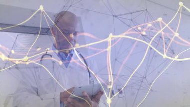 Doktor tablet ekranını tıklatıyor ve hasta verilerini tıbbi inceleme için animasyonlu kaplamayla yönlendiriyor. Sağlık, teknoloji, yenilik, dijital, profesyonel, klinik.