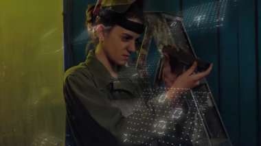 Kadın teknisyen güneşliği ayarlıyor. Veri kaplama, meşale hazırlama kaynaklarıyla denetleme ayarı yapıyor. Sanayi, zanaat, güvenlik, kesinlik, mühendislik, yenilik, teknik