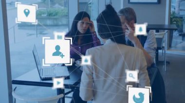 İş arkadaşları kafede buluşuyor, kamera ikonunda el kol hareketi yapıyor ve sosyal medya kampanyası planlıyorlar. İşbirliği, takım çalışması, modern, kentsel, ağ oluşturma, yenilik, iletişim.