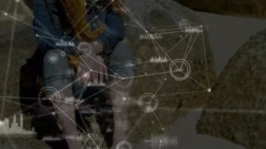 Kamera, sahil kayasında oturan kadını veri ağı animasyonuna başlarken gösteriyor. Açık hava, manzara, teknoloji, bağlantı, rahatlama, doğa, şehir