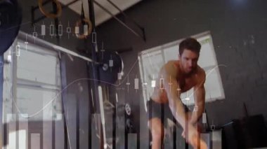 Balyozu kavrayan erkek sporcu, fitness kazancı için traktör lastiğinde salıncaklar sallıyor. Güç, güç, egzersiz, eğitim, kararlılık, fitness, yenilikçi