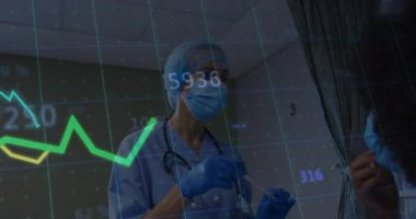 Hemşireler ilk yardım çantasını alıyor ve hastaya test için genizden örnek alıyor. Animasyon grafikleriyle. Sağlık, tanı, klinik, tıbbi, analiz, hassasiyet, teknoloji