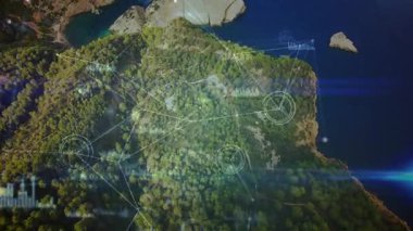 Kamera yerleştirildikten sonra, orman yarımadası ağ bağlantısı alıyor, çevresel verileri görselleştiriyor. Geometrik, soyut, dijital, çevresel, bağlantı, teknoloji, manzara