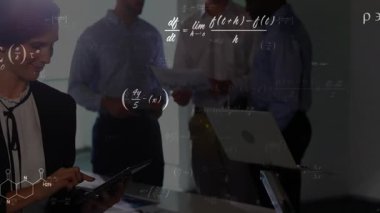 Oturmuş bir kadın yüzen formüllerle iş toplantısı sırasında tablet tıklatıyor ve veri topluyor. İşbirliği, takım çalışması, yenilik, veri analizi, teknoloji, modernite, profesyonel