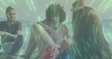 Arkadaşların kıyı kesimine yerleşip neon yeşil teknoloji efektlerini başlatarak etrafa gülücükler saçıyorlar. Sahil, dostluk, coşku, eğlence, açık hava, dinamik, gençlik dolu.