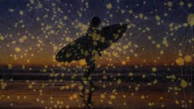 Dişi sörfçü ıslak yansıtıcı kuma basıyor ve su sporları için daha derin denize doğru yürüyor. Macera, kıyı şeridi, sükunet, ayna, siluet, ufuk, eğlence