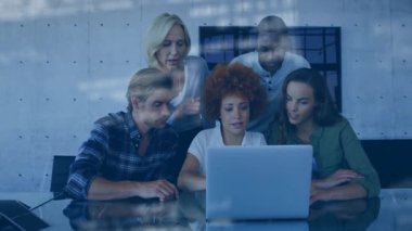 Ekip dizüstü bilgisayarın etrafında toplanıyor, yansımalar temiz, bir kadın yarış pisti animasyon çizelgesini yürütüyor. İşbirliği, takım çalışması, yenilik, ofis, modern, beyin fırtınası, iletişim