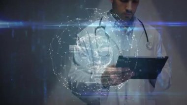 Doktor tablet ekranını tıklatıyor ve klinik veri analizi için dönen holografik küreyi ortaya çıkarıyor. Sağlık, dijital, yenilik, teknoloji, fütüristik, analiz, tıbbi