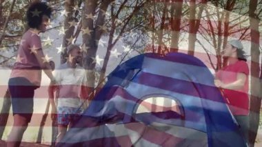 Üç arkadaş ormana geliyor kazıkları demirliyor ve kamp için kubbe çadırları kuruyorlar. Macera, takım çalışması, açık hava eğlencesi, doğa, yoldaşlık, manzara, yaşam tarzı.