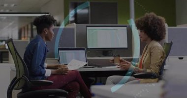 Güvenlik için bulut kilidi grafiklerini etkinleştirirken hesap tablolarını tartışan meslektaşlar. İş, işbirliği, dijital, modern, analitik, takım çalışması, yenilik