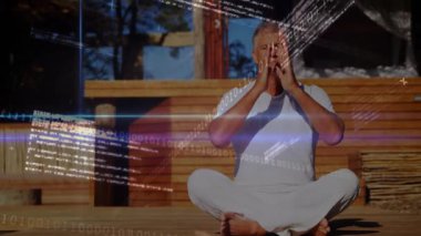 Adam gözlerini kapatıp kabin güvertesinde meditasyon yaparken dijital ikili kod mudras etrafında dönüyor. Meditasyon, dinginlik, dijital sanat, farkındalık, ruhsal, içgözlem, rahatlama