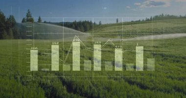Havadan çekilen görüntü, püskürtme spreylemesini gösteriyor, sulama eğilimlerini gösteren canlandırma değerlerini gösteriyor. Tarım, sulama, veri görselleştirme, sürdürülebilir tarım, teknoloji, çevre, mahsul yönetimi