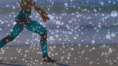 Mindere basan yogi, spor için animasyon poz rehberleriyle plajda hilal hamlesi yapıyor. Spor, sağlık, açık hava, dinginlik, esneklik, denge, egzersiz