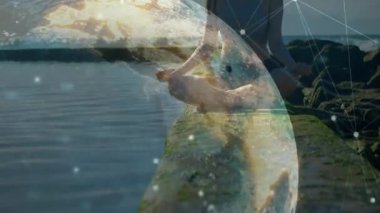 İskeleye el hareketi yapan bir kadın bağlantı için yanan teknolojik veri düğümleriyle ortaya çıkıyor. Meditasyon, teknoloji, farkındalık, bağlantı, dinginlik, dijital, doğa