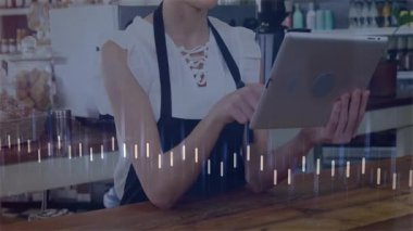 Kafe kaydırma tabletindeki Barista ve seyir uygulamasını kapsayan dalga biçimi çizelgesi etkinleştiriliyor. Teknoloji, konukseverlik, dijital, ticaret, yenilik, dinamik, modern