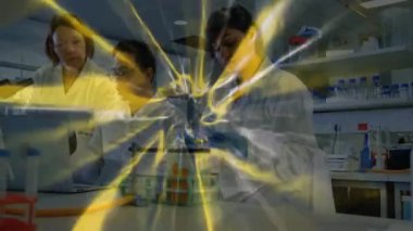 Ekip, veri izleme deneyini inceliyor. Laboratuvarda gökkuşağı renklerini üst üste koyuyor. Araştırma, işbirliği, yenilik, bilim, teknoloji, deney, keşif