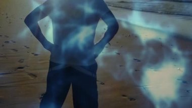 Kıdemli adam sağlık kumsalı rutini gösteriyor, güneş doğarken enerji çekiyor ve kıyıya doğru hücum ediyor. Enerjik, hayat dolu, ruhani, sağlıklı, canlandırıcı, farkındalık, huzur.