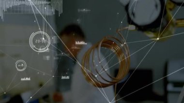 Kıdemli bilim adamı verileri görmek için laboratuarda göstergeleri inceliyor ve akort kapakçığı etkinleştiriyor. Mühendislik, enstrümantasyon, kesinlik, araştırma, yenilik, teknik, analiz