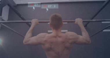 Barfiks çekme çubuğunu kavraan erkek sporcu sosyal medya sayaçlarını çalıştırıyor fitness performansını artırıyor. Fitness, power, motivasyon, digital, modern, sağlık, egzersiz