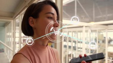 İş kadını avluda sesli komut konuşuyor, animasyon alışveriş arabası ve veri ağı üretiyor. Gelecek, teknoloji, dijital, bağlantı, yenilik, arayüz, iletişim