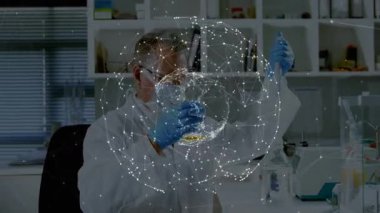 Kıdemli bilim adamı araştırma için pipetle çözelti çizerken dönen veri küresini etkinleştiriyor. Bilim adamı, laboratuvar, kesinlik, yenilik, teknoloji, analitik, araştırma