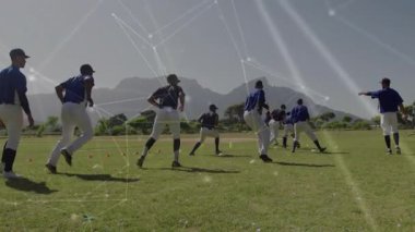 Koç beyzbol oyuncularına işaret veriyor sahada koşuyorlar grafik haritalama talimiyle. Atletizm, eğitim, takım çalışması, açık hava, spor, hız, disiplin