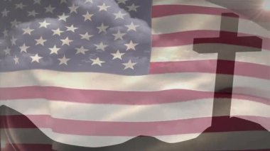 Sahne açılışı, bayrağın tepelerde dalgalandığını gün doğumunu aktaran değişen ışıkla çaprazlandığını gösteriyor. Vatansever, ruhani, siluet, gün doğumu, açık hava, sakin, sembolik