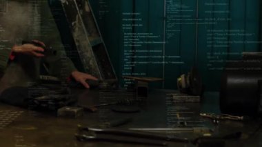 Metal işçisi atölyedeki silindiri yakalıyor, kod kaplamalı kalite kontrolü için bileşenleri döndürüyor. Sanayi, zanaat, kesinlik, güvenlik, mühendislik, manüel, makine