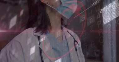 Steteskoplu bir tıp doktoru, güvenlik için yıl işaretlerine ve maske ve gözlüklere cevap veriyor. Profesyonel, sağlık, teknoloji, güvenlik, yenilik, klinik, tanı