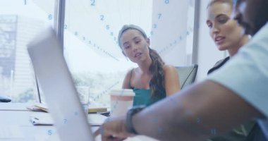 Veri analisti iş toplantısı sırasında dizüstü bilgisayar ve kaydırma çizelgeleri açıyor, ekip planlaması yapıyor. İşbirliği, takım çalışması, şirket, profesyonel, brifing, strateji, modern