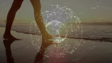 Gün batımında sörf yapan kadın ağ verilerini gösteren teknolojiyi yoğunlaştırıyor. İlahi, geleceksel, sükunet, bağlantı, zarafet, enerji, dijital