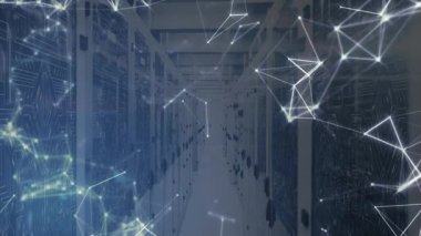 Dizilim başlatılırken, ağ, bağlantı sinyalini veren, raf koridorunun üzerinde beliriyor. Teknoloji, veri, bağlantı, dijital, altyapı, yenilik, modern