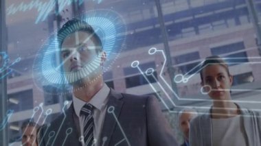 İş adamları cam cepheden girip güvenlik için HUD tarama halkalarını çalıştırıyor. Teknoloji, yenilik, işbirliği, fütürizm, girişim, şirket, dijital