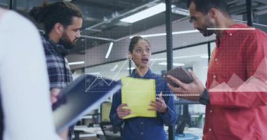 Ticari ekip tableti tıkırdatıyor ve yüzen verilere işaret ediyor, 3 boyutlu çizelgeler üretiyor ve kararlar veriyor. İşbirliği, yenilik, teknoloji, analitik, takım çalışması, profesyonellik, veri görselleştirme