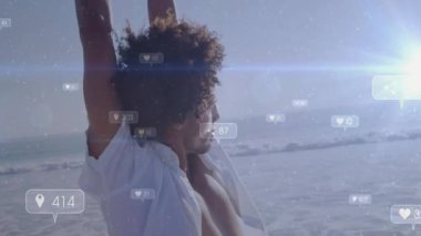 Güneş doğarken kollarını kaldıran ve okyanus boyunca sosyal medya sayaçlarının güncellenmesine neden olan adam. Dinginlik, farkındalık, dijital bağlantı, refah, yansıma, huzur, çağdaş