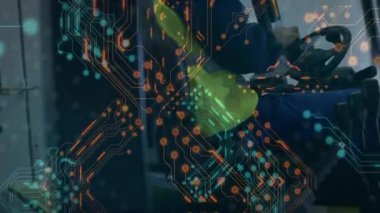 Depo operatörü, çatalları veri üstüste izleme yüksekliği ile kaldırırken ekranı etkinleştiriyor. Otomasyon, endüstriyel, teknoloji, lojistik, makine, bakım, imalat