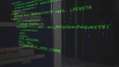 Kamera sunucularda gezinirken yeşil C + + + kodunu gösteren görüntü açılıyor. Teknoloji, programlama, siber güvenlik, veri altyapısı, dijital, yenilik, donanım