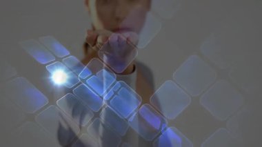 Kadın, teknolojik demo için elektrikli mavi küre etrafında avuç içi kaldırıyor ve holografik ızgara düzenini yönlendiriyor. Fütürist, yenilikçi, dijital, teknoloji, arayüz, soyut, parlak