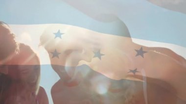 Kumsaldaki arkadaşlarımız, topun altında gömülü olan topları tespit etmek, kaldırmak ve döndürmek için pazarlama yapıyorlar. Güneş ışığı, yoldaşlık, eğlence, sahil, canlılık, rahatlama, açık hava.